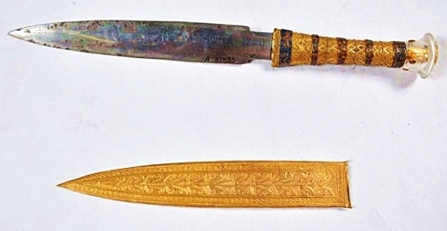 King Tuts Dagger, Smithsonian-crop